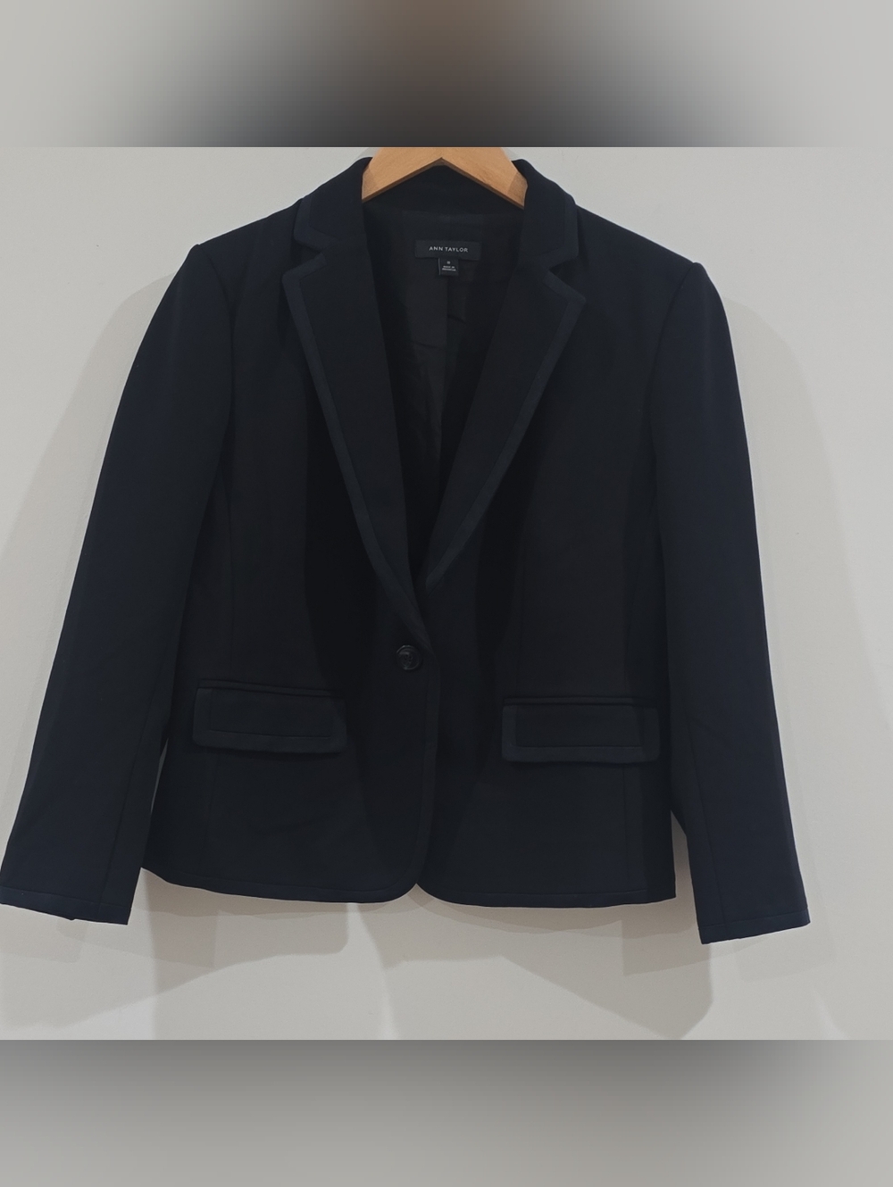 Ann Taylor Black Notch Lapel One-Button Blazer Women's Size 10 Single-Breasted